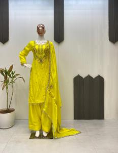 Exclusivo Traje Salwar Fendy con Bordado de Diseño Exclusivo y Dupatta, Ideal para Fiestas, Bodas y Festivales, Ropa India para Mujer - Product Image 5