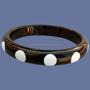 Bouton de manchette artisanal personnalisé hautement poli Bracelet en résine de mode de style vintage pour les femmes de l'Inde - Product Image 2
