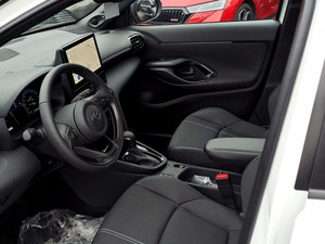 Toyota Yaris Cross 2024 1.5 TNGA HEV 130 Premiere Seminuevo, Transmisión Automática de 6 Velocidades, Volante a la Derecha/Izquierda, Asientos de Cuero Oscuro, R17 - Product Image 4