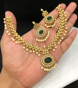 Conjunto de collar chapado en oro con aspecto de piedras AD de diseño de primera calidad con pendientes para colección de ropa de boda - Product Image 4