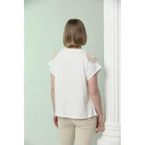 Camiseta de encaje en el hombro color crema para mujer Topshow al por mayor - Product Image 1