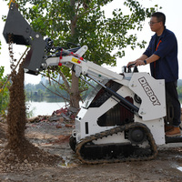 Mini-chargeuse compacte Yanmar avec moteur certifié EPA/EUR5, capacité de levage de 1200 kg, poids de la machine de 350 kg, grappin à bois robuste et roulement moteur.