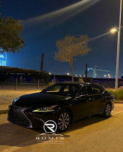 Lexus LS Sedán Negro Usado, Vehículo de Pasajeros de Lujo a Gasolina, Pantalla Nocturna - Product Image 2