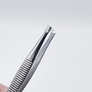 Pinzas para cejas de acero inoxidable de alta calidad con punta inclinada Producto de belleza y cuidado personal para niñas - Product Image 4