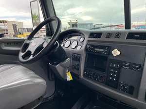 Camión de Plataforma Plana Usado, Listo para Trabajar, Peterbilt 348 de 2014, Eje Tándem, 24 pies - 350HP, Transmisión Automática Allison de 6 Velocidades, Entrega Puerta a Puerta - Product Image 2