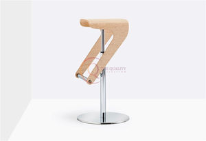 Taburete de Bar minimalista moderno con asiento de madera curvo y soporte único en forma de Z. Una adición elegante a cualquier espacio. - Product Image 3