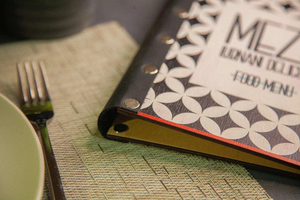 Couverture de menu en bois avec motif géométrique gravé au laser et rivets en laiton - Product Image 5