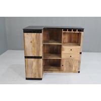 Meuble de bar en bois de manguier massif en forme de L, style antique, avec support à vin riveté en métal naturel, porte-verres et étagère ouverte