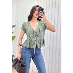 Blouse kaki en gros avec détails en dentelle et fermeture à nouer - Kaki - Product Image 1