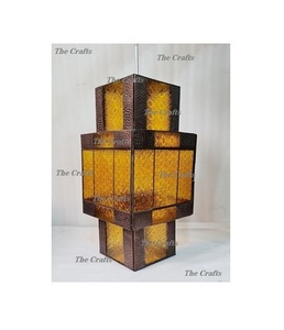 Lanterne en fer et en verre en vrac, couleur jaune, forme et taille personnalisées, lanterne suspendue pour la décoration de mariage et d'hôtel - Product Image 1