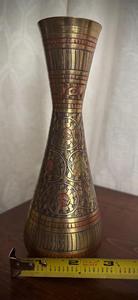 Vase décoratif vintage Art Déco en métal et acrylique à motif floral - Cadeau idéal ou complément de décoration intérieure à prix raisonnable - Product Image 5