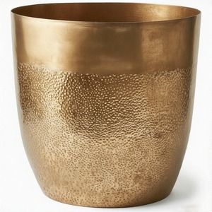 Pot martelé vintage en or poli avec bords arrondis et intérieur lisse conçu pour les coins élégants de la maison - Product Image 3