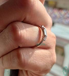 Anillo de compromiso de diamante cultivado en laboratorio con corte Baguette Alternativa elegante y ética a los diamantes naturales - Product Image 5