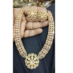 Gargantilla de diamantes de circón/Collar Hasli con aretes en acabado dorado Ethereal Glow Kundan Set Mujeres y Niñas - Product Image 1