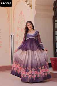 Nouveau Designer Cosmos Avec Fleur Imprimé Lehenga et Mousseline de Soie avec Perles Brodées Top de Travail avec Manches Complètes et Motif Fantaisie - Product Image 4