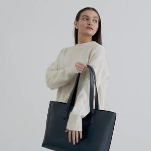 Sac fourre-tout tendance en cuir véritable bleu marine pour femme avec deux anses, grand sac à main pour ordinateur portable et sac à bandoulière, et pochette assortie à fermeture éclair - Product Image 5