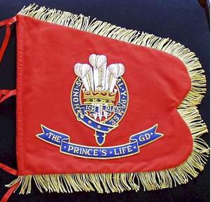 Banderín bordado a mano personalizado Satén y seda Pancarta colgante decorativa con poste de latón y borlas Bandera de mano de venta completa - Product Image 3