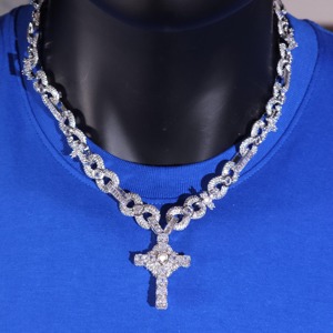 Cadena Cubana Hip Hop con Diamantes de Moissanita Incoloros de Corte Baguette y Redondo en Plata 925, Collar con Colgante de Cruz - Product Image 2