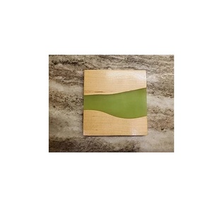 Posavasos de resina con almohadillas de madera de nogal para gama alta - Product Image 1