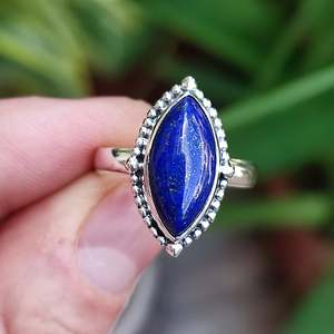 แหวนเงินแท้ทำมือประดับลาพิส ลาซูลี ชุบทอง 18K ฝังพลอยสีน้ำเงิน ของขวัญวันเกิดที่สมบูรณ์แบบสำหรับเธอ - Product Image 6