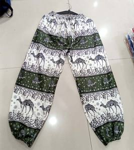 กางเกงทรงฮาเร็มเรยอนสไตล์ฮิปปี้โบฮีเมียนสำหรับผู้หญิงพิมพ์ลายอูฐ GC-AP-849ใส่อยู่บ้านสำหรับโยคะฤดูร้อนพร้อมการตกแต่งที่ยืดหยุ่น - Product Image 2