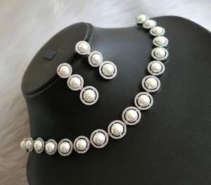 Ensemble de collier en alliage de perles élégantes de qualité supérieure, boucles d'oreilles assorties, perles blanches plaquées or, mariage, fiançailles, fête, mode - Product Image 1
