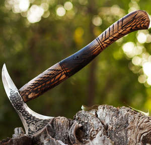 Hache de survie multi-usage artisanale en acier industriel à haute teneur en carbone, manche en bois de rose, étui en cuir - Product Image 5