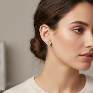 Pendientes de Alta Calidad con Borde de Diamantes Pavé y Diseño de Trébol de Cuatro Hojas - Product Image 2