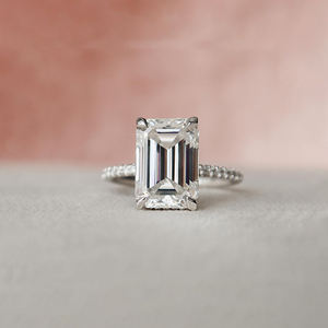 Anillo de compromiso de oro blanco sólido de 14KT, ajuste de pavé de corte esmeralda, Diamante cultivado en laboratorio, anillo de compromiso de estilo moderno clásico certificado - Product Image 2