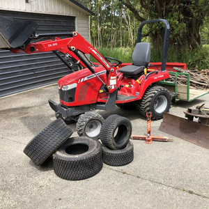 Mini tractor de ruedas Massey Ferguson GC1705 23HP pesado de alta calidad con cargador frontal e implementos de calidad premium entrega rápida - Product Image 1