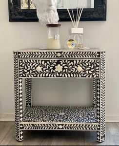 Mesita de noche moderna de lujo con incrustaciones de hueso floral de gran tamaño con estante ajustable para muebles de dormitorio de madera y metal - Product Image 1