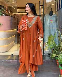 Conjunto Kurtis para mujer con bordado y trabajo de secuencia Traje étnico elegante para fiestas Bodas Festivales Ocasiones especiales - Product Image 4