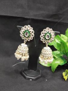 Conjunto de Collar de Novia Kundan Plateado con Esmalte Verde y Aretes Jhumka con Perlas Colgantes para Mujer - Product Image 4