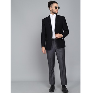 Blazer formel en laine noire avec finition lisse et coupe moderne pour les réunions d'affaires et le port quotidien Disponible au meilleur prix - Product Image 1
