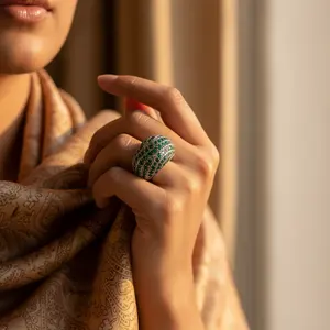 Anillo de Cóctel de Plata con Incrustaciones de Piedras Preciosas Verdes Glamorosas para Mujer - Product Image 2