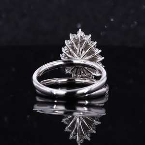 Bague de fiançailles exclusive en moissanite poire à double halo avec alliance demi-éternité Bijoux en or 18 carats Fournisseur en gros direct - Product Image 3
