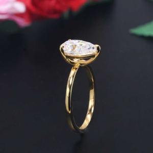 Anillo de Compromiso de Plata de Ley 925/Oro 14K/18K con Moissanita Corte Pera de 7x10mm, Dos Quilates, Joyería Fina con Piedras Preciosas de Prem Jewelry - Product Image 3