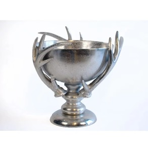 Jarrón de metal de forma curva en acabado plateado elegante soporte decorativo para flores perfecto para el hogar y el centro de mesa de eventos de La India - Product Image 1