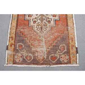 Alfombra vintage de 1.8x3.1 pies, alfombra turca, alfombra de lana con motivos de plantas y árboles rojos - Product Image 4