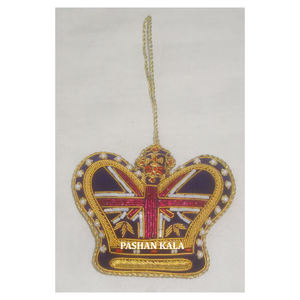 Broderie Zari dorée avec travail perlé en forme de couronne cadeau de noël coloré décoration de fête et d'arbre nouvel ornement suspendu de noël - Product Image 1