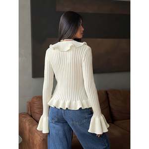 Cárdigan de mujer con cuello en V, estampado de crochet, ribete de volantes y mangas acampanadas - Product Image 2