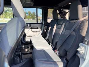 Jeep Wrangler Rubicon Gris Propre 2024 Gauche R18 4 Portes 4x4 d'Occasion Toit Ouvrant Démarrage à Distance Sièges en Cuir Pack Premium Boîte Automatique - Product Image 5