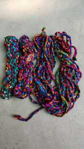 Cordons tressés en soie de sari sur mesure fabriqués à partir de rubans de soie de sari recyclés idéaux pour la revente par magasin de fils et de fibres. - Product Image 2