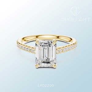 Elegante anillo de diamantes con corte esmeralda en oro blanco, perfecto para compromiso, boda o ocasiones memorables para regalar. - Product Image 1