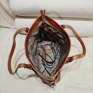 กระเป๋าถือหนังแท้ทำมือสไตล์วินเทจสำหรับผู้หญิง แฟชั่นทันสมัย พร้อมโลโก้สั่งทำ ซิปโลหะ ปิดสนิท พกพาสะดวก เหมาะสำหรับเดินทางและเล่นกีฬา - Product Image 3