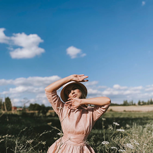 Robe Maxi en lin blush conçue sur mesure pour les femmes Style classique romantique avec appliques dorsales à lacets Vêtements de bohème de grande taille - Product Image 1