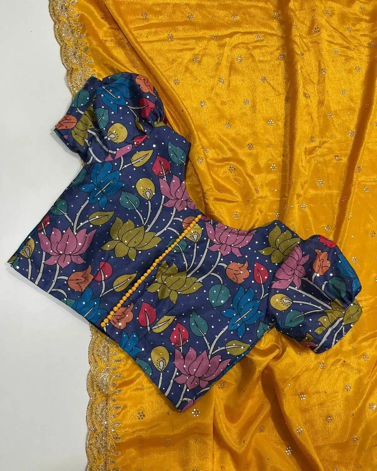 Sesuatu yang berbeda selalu terlihat indah kain sutra Chinnon lembut bersama dengan desainer Mukaish & C paltu
