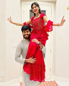 Élégance avec ce ensemble Sharara en Georgette de style Sharara, associé à un magnifique Kurti de créateur avec dupatta, à prix abordable. - Product Image 3