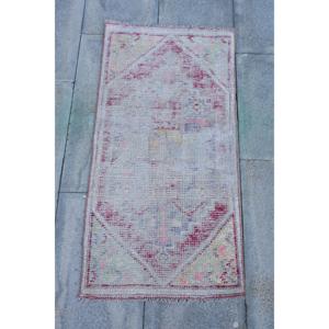 Alfombra Pequeña Vintage de 1.7x3.37 pies (51x103 cm), Alfombra Turca Roja con Estampado Animal - Product Image 1