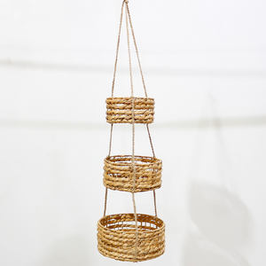 Pots de fleurs suspendus décoratifs faits à la main avec résine, jonc de mer et jacinthe d'eau par Artex Dong Thap - Product Image 1